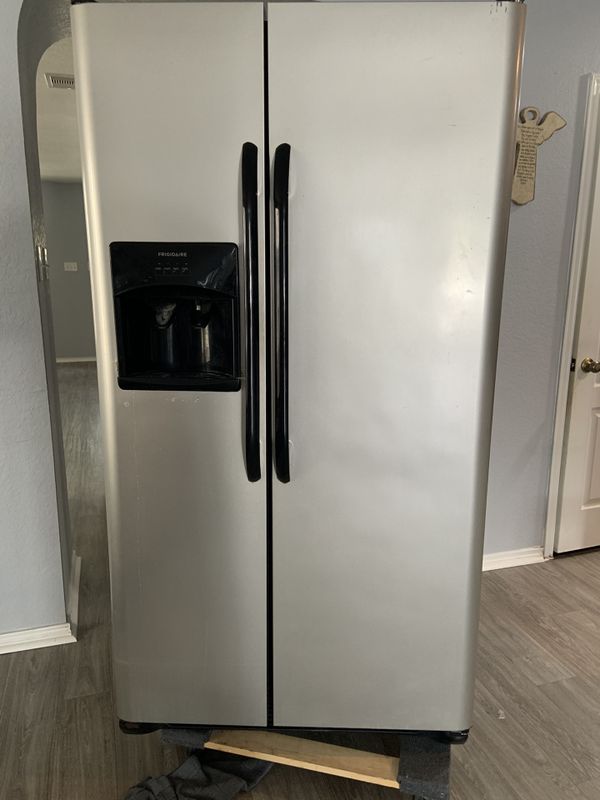 Frigidaire with ice maker and water dispenser for Sale in San Antonio