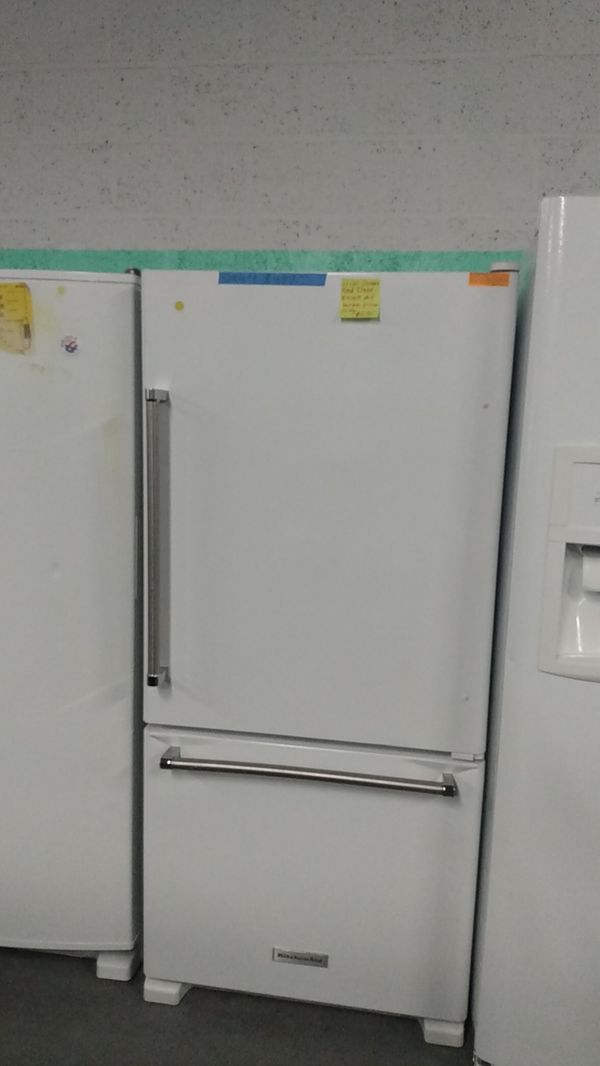 New scratch and dent kitchen Aid bottom freezer fridge in excellent