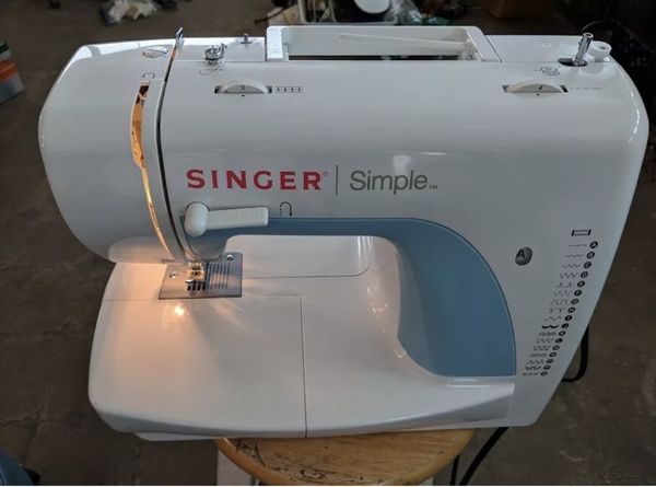 SINGER Simple 3116 sewing machine EC missing pedal for Sale in Palm