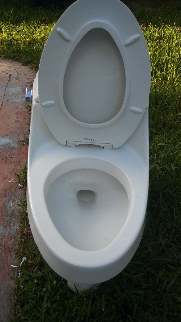 Toilet kohler 1.6 gallons /6 liters per flush for Sale in Miami, FL OfferUp
