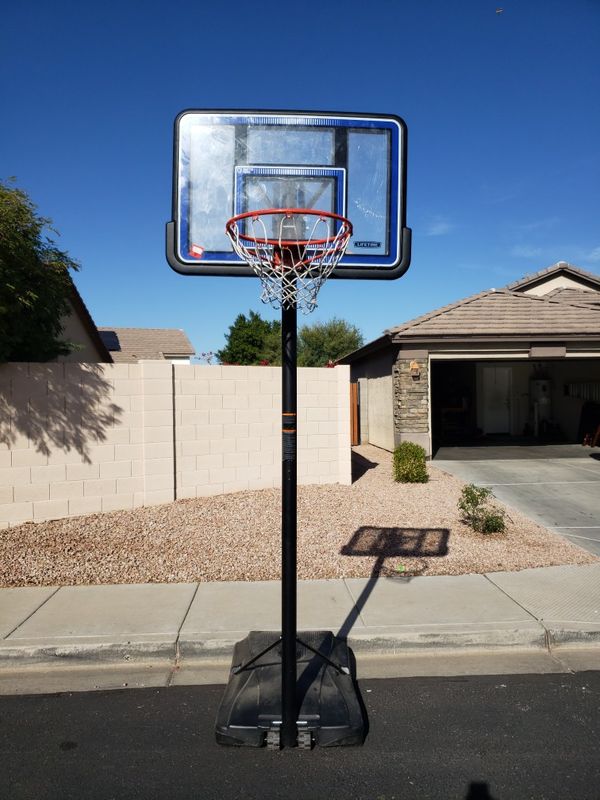10 foot adjustable portable basketball hoop for Sale in Avondale, AZ