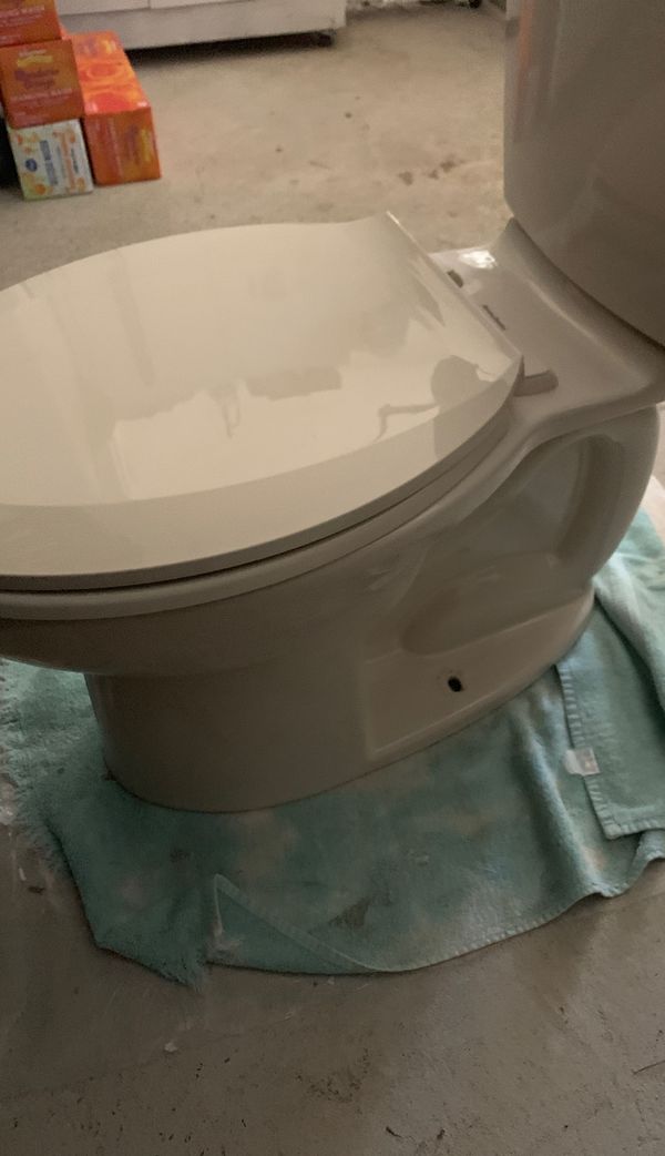 American Standard toilet —cream/almond color for Sale in Virginia Beach