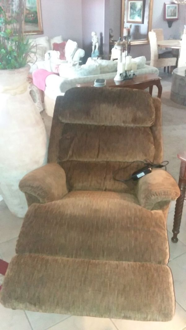 Lazy Boy Rocker/Recliner (Electric) for Sale in Tucson, AZ OfferUp
