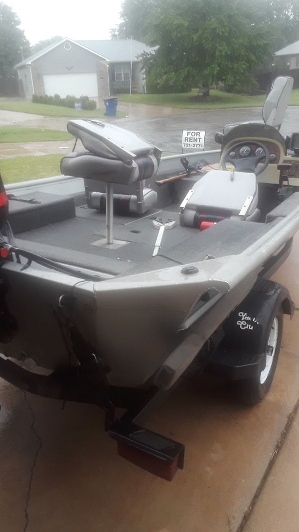 16 foot bass boat comes with trolling motor and Fishfinder ...