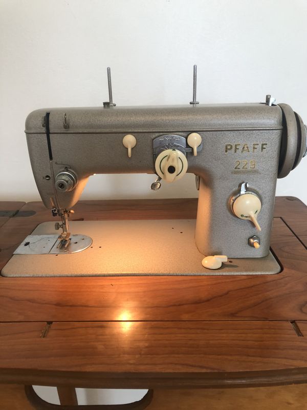 229 Pfaff sewing machine table made in Germany 1956 for Sale in San