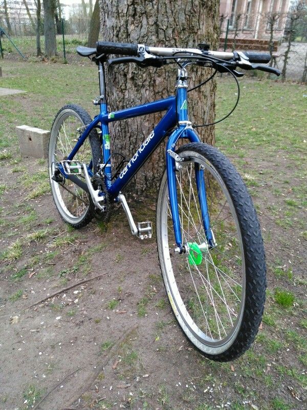 blue cannondale road bike