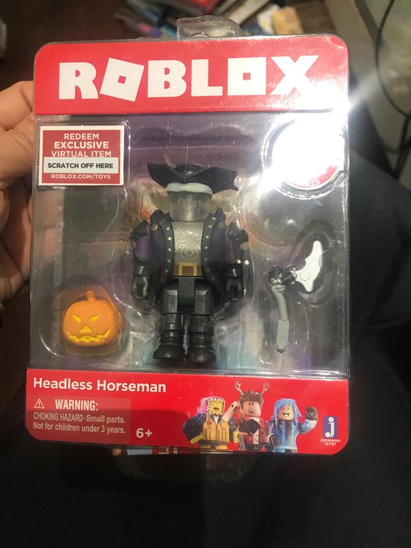 does the clear block of the roblox figure headless horseman come off