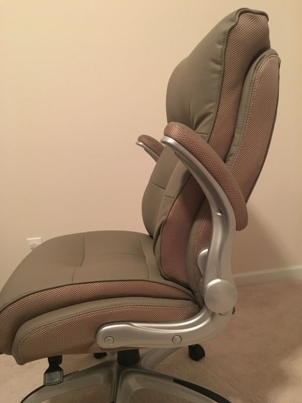 Realspace Ampresso Big Tall Bonded Leather High Back Chair Taupe Silver For In Harrisburg Nc Offerup
