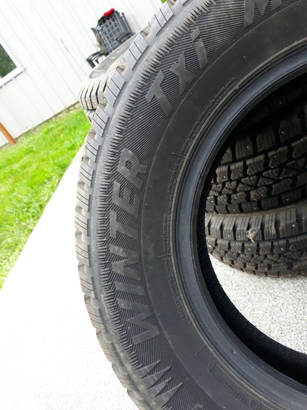 4 studded snow tires good tread 215 70R15 for Sale in Lake Stevens, WA