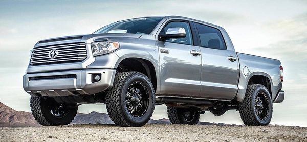 2007-2020 Toyota Tundra 2.5" level/lift kit installed for Sale in