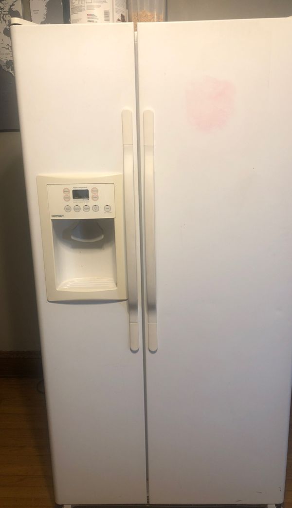 Refrigerator side by side doors with ice maker (ice make only