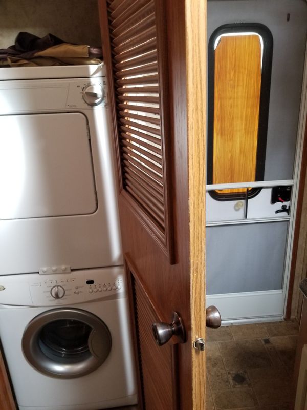 2010 KEYSTONE MONTANA 3750 W/GEN, WASHER DRYER, FRONT LIVING, AND FOUR SEASONS! for Sale in