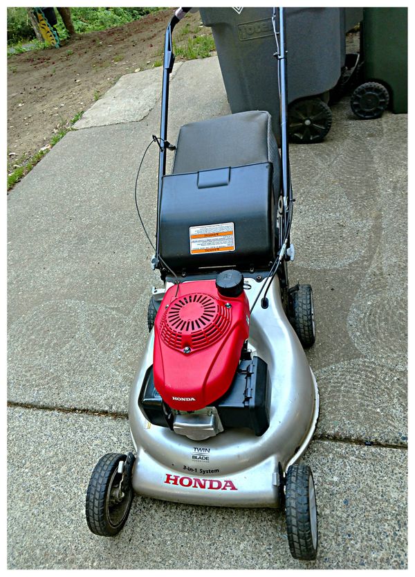 Honda 3 In One Self Propelled Mower HRR216 for Sale in Gig Harbor, WA