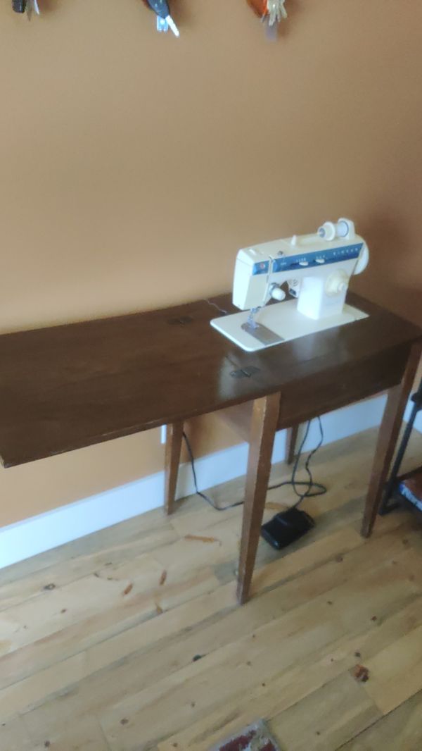 Vintage 1978 Singer Fashion Mate 288 sewing machine (with hideaway table) for Sale in Greenwood