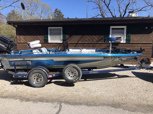 1986 Champion Boat 18 U20196 Fish N Ski Semi V Hulll With