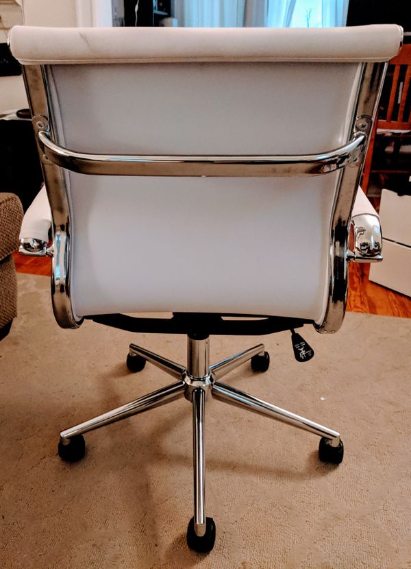 White Desk Chair with Wheels for Sale in Chicago, IL - OfferUp