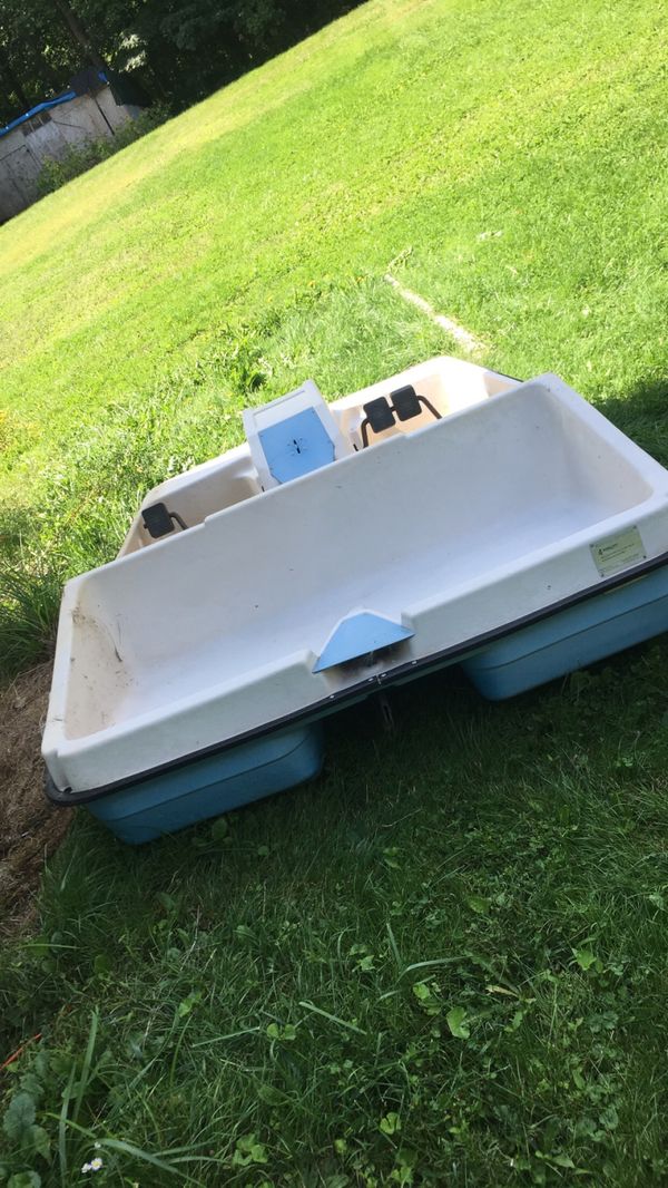 Paddle Boat/Pedal Boat 4 Person Water Wheeler for Sale in Ashford, CT