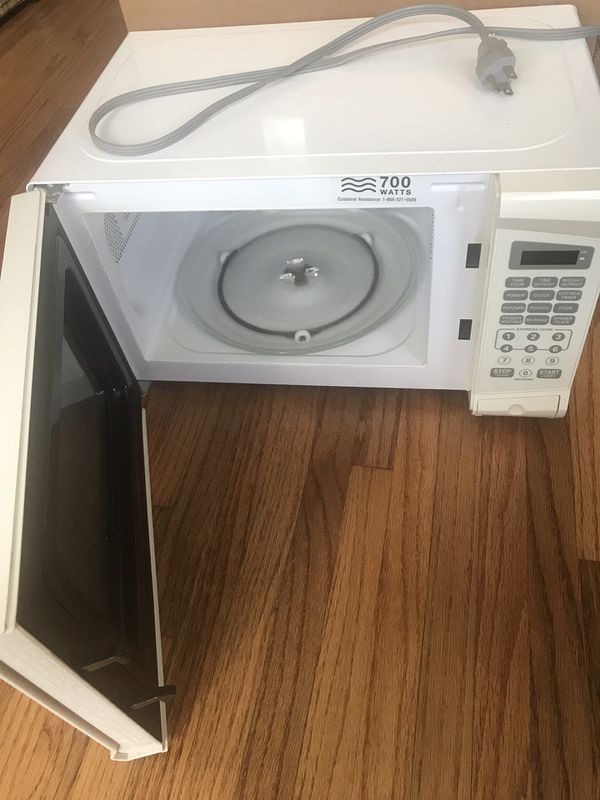 RIVAL 700 watts microwave in good condition!!! for Sale in Long Beach