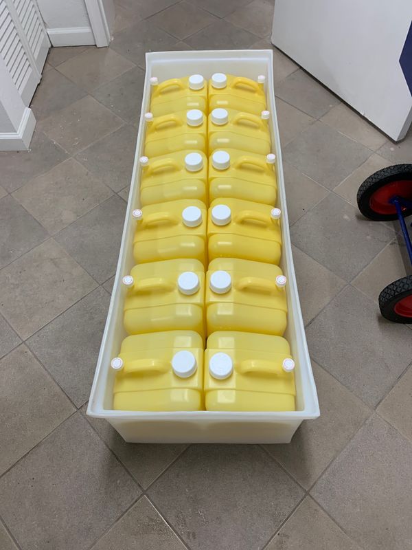 Chlorine jugs with containment. Swimming pools NEW NEVER USED!!!! for