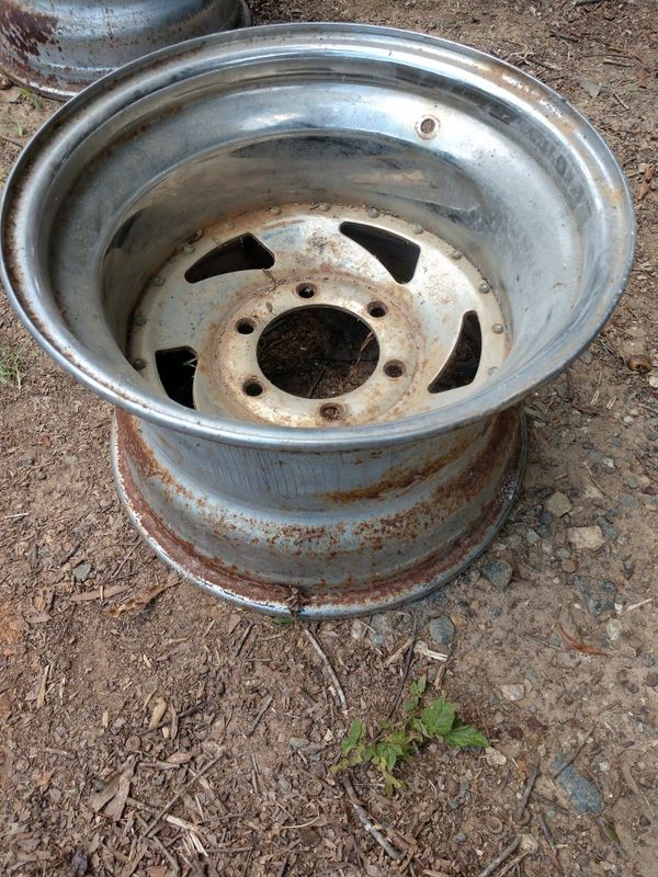 Used 15 inch rim (one) (saw blades) reverse offset 15x10 chrome deep