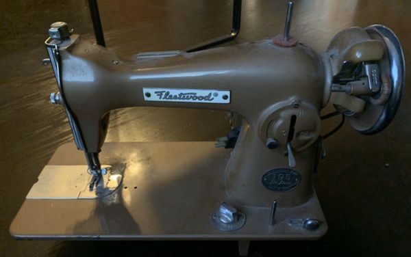 Fleetwood 195 Deluxe Sewing Machine for Sale in Gilbert, AZ - OfferUp
