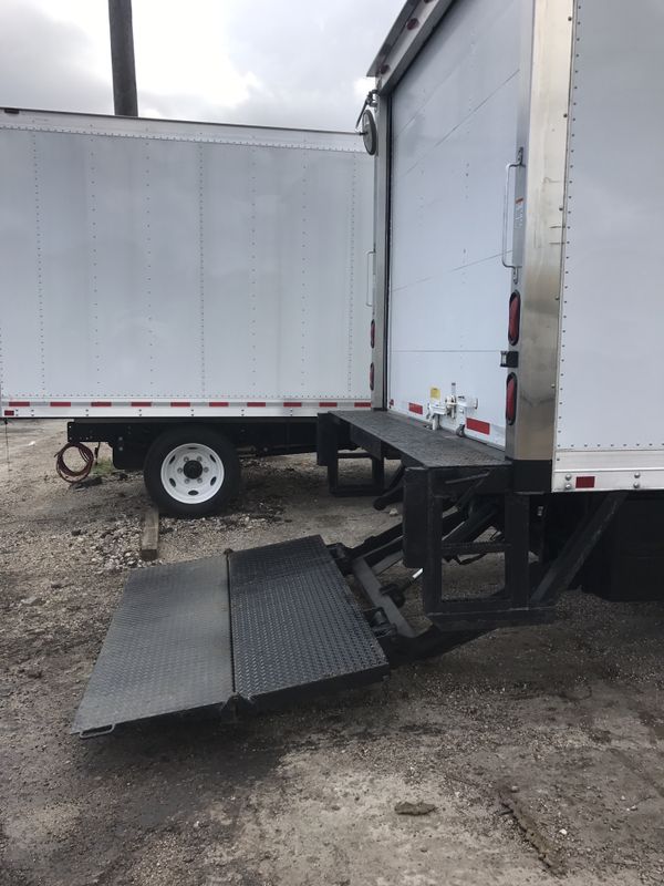 Isuzu box truck tuck under liftgate like new for Sale in West Palm