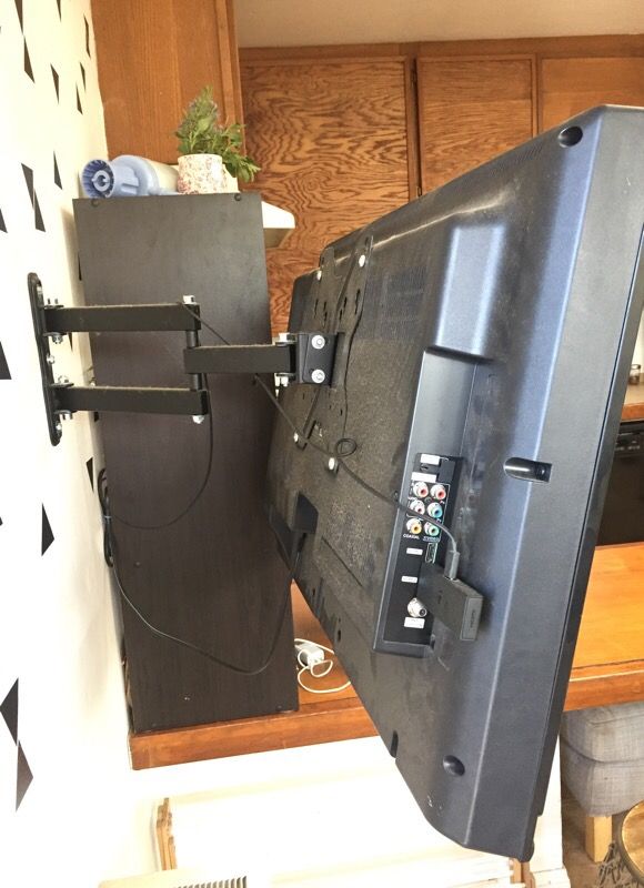 32” Dynex television TV with wall mount for Sale in San Diego, CA OfferUp