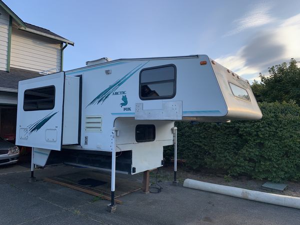 2000 Arctic Fox 990 Camper with Slide Out for Sale in Marysville, WA