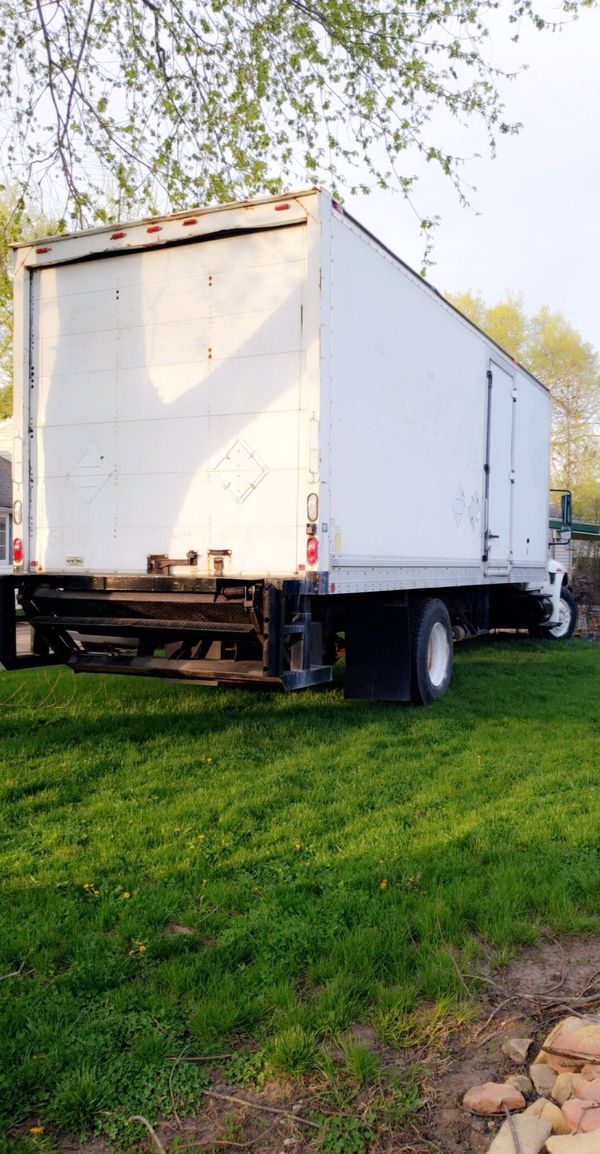2002 international 4300 24 foot box truck 6 speed diesel with lift gate