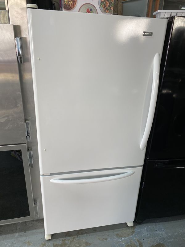 KENMORE BOTTOM FREEZER REFRIGERATOR INDOOR ICE for Sale in Rancho