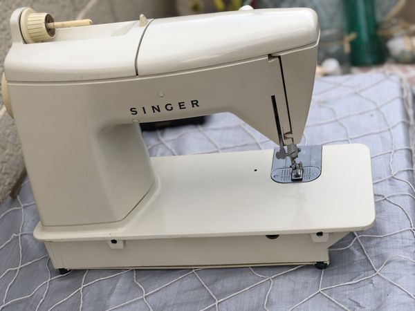 Vintage Singer TOUCH & SEW Deluxe Zig-Zag (Model: 750) With Foot Petal