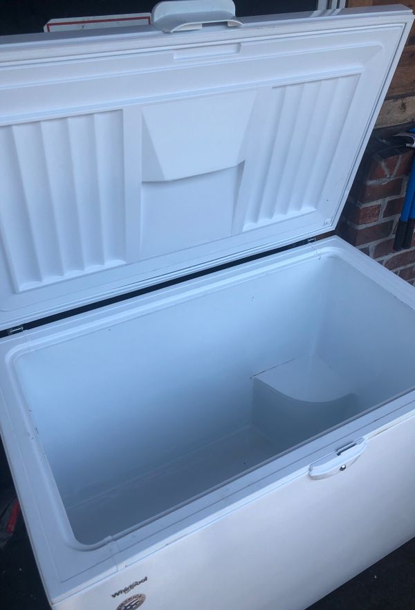 Whirlpool 14.8 cubic ft deep freezer for Sale in Virginia Beach, VA