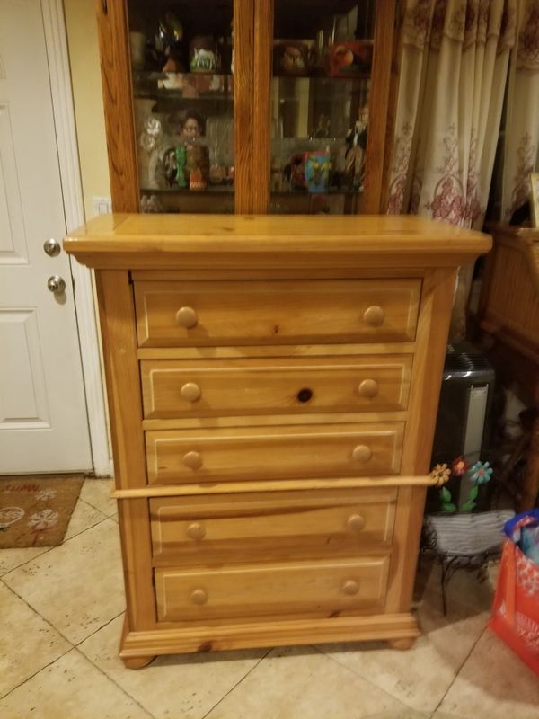 Broyhill Fontana Wood Chest of 5 Drawers Dresser Honey Pine Color for