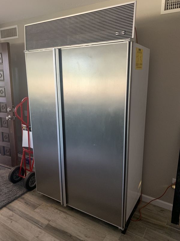 Sub Zero 48” built in fridge freezer model 532 for Sale in Phoenix, AZ
