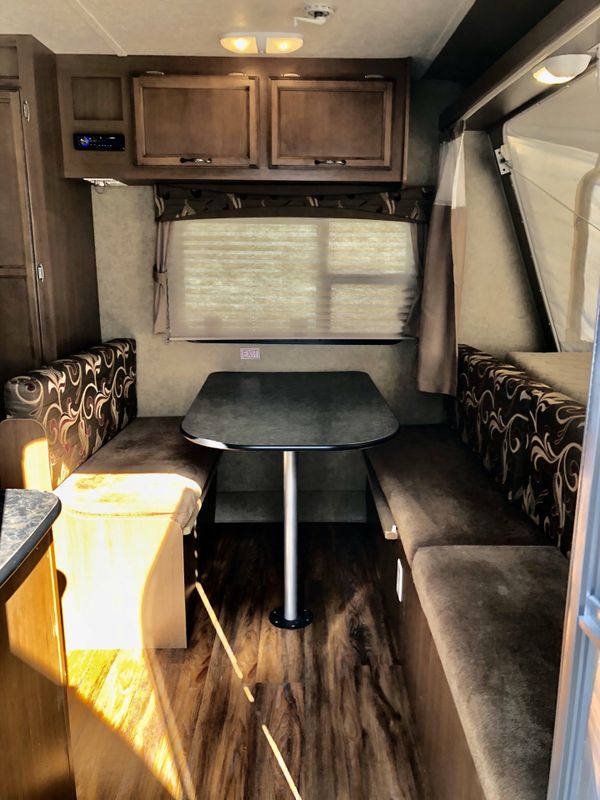 2013 rv camper pop out trailer 18ft Triple queen beds for Sale in Coral