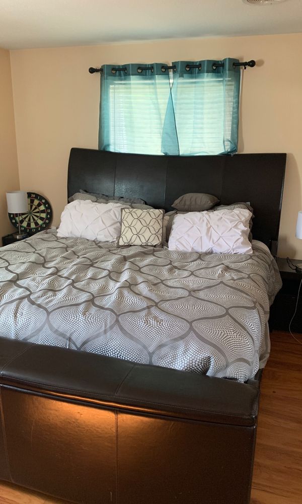 King size bedroom set mattress included —good condition for Sale in