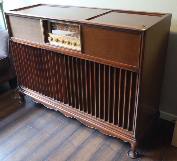 Magnavox concert grand tube radio/record player Console for Sale in Kent, WA OfferUp