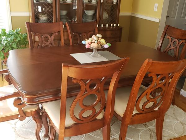 Raymour and Flanigan dining room table. for Sale in Poughkeepsie, NY
