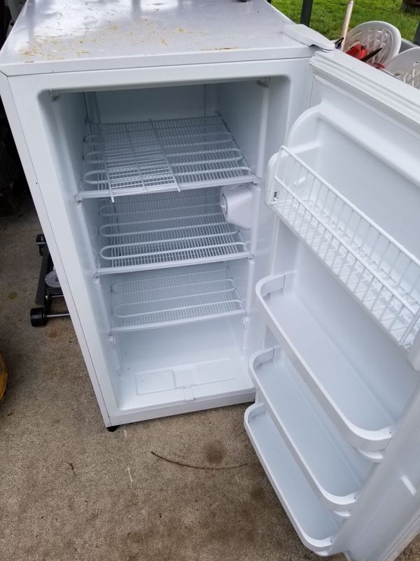 Magic Chef 8.8 cu. ft. Upright Freezer in White for Sale in Savannah, GA OfferUp