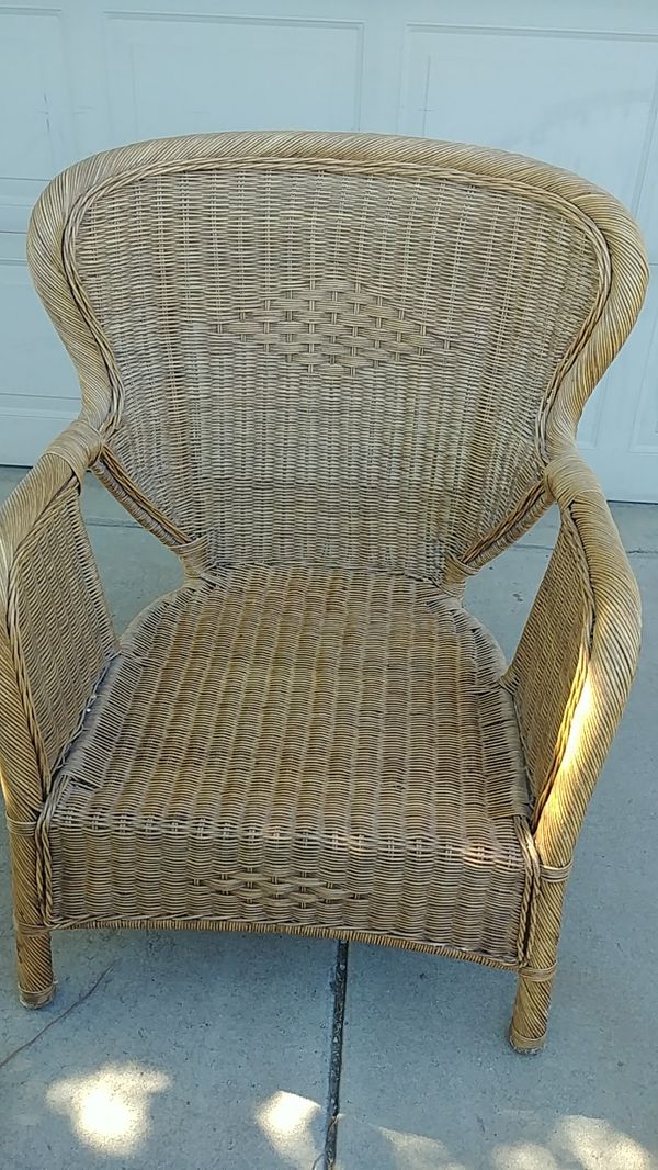 Pier 1 wicker chair, cushion and three pillows. for Sale in Glendale, AZ OfferUp