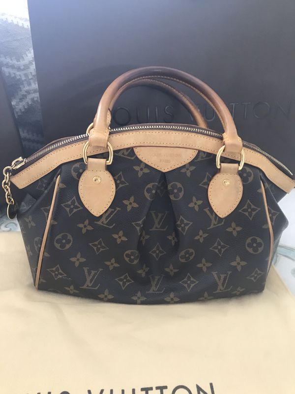 Louis Vuitton V Tote MM for Sale in Las Vegas, NV - OfferUp