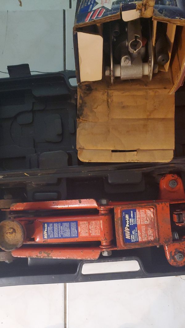 Car Jack�s&hellip;.1 new in box 1 used in case for Sale in Fort