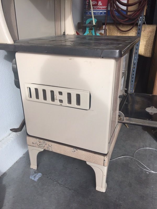 Antique 1926 Estate Heatrola Wood burning Stove for Sale in North Las