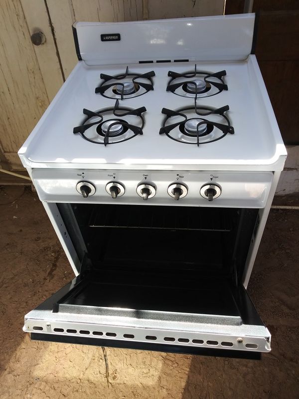 24 IN INCHES WIDE GAS STOVE WORKING EXCELLENT for Sale in Phoenix, AZ