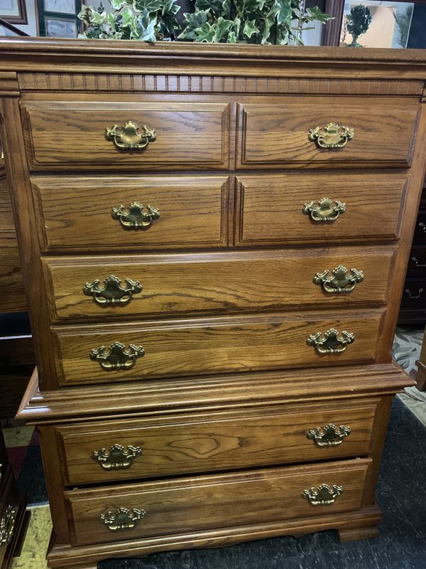 Broyhill Queen Oak bedroom set dresser, chest, & nightstand for Sale in Front Royal, VA OfferUp