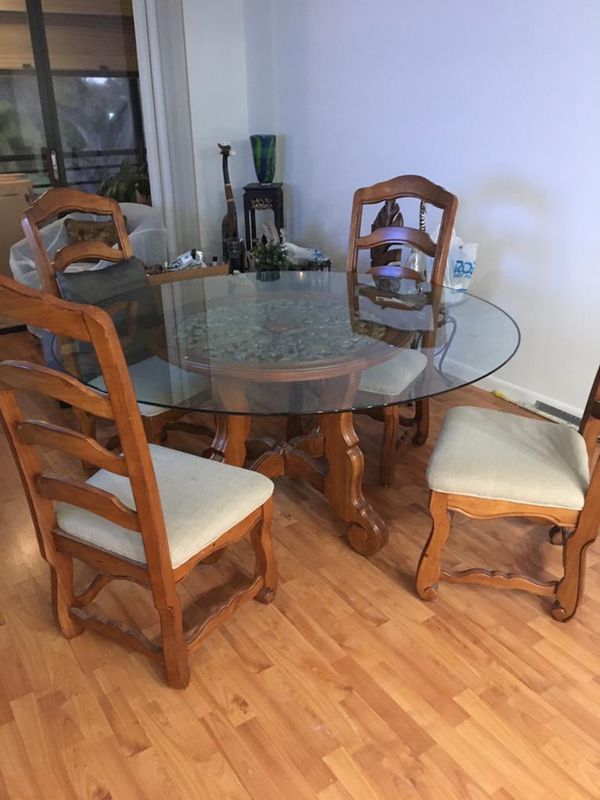 Round Glass Dining room table with 4 Chairs MAKE OFFER ! for Sale in