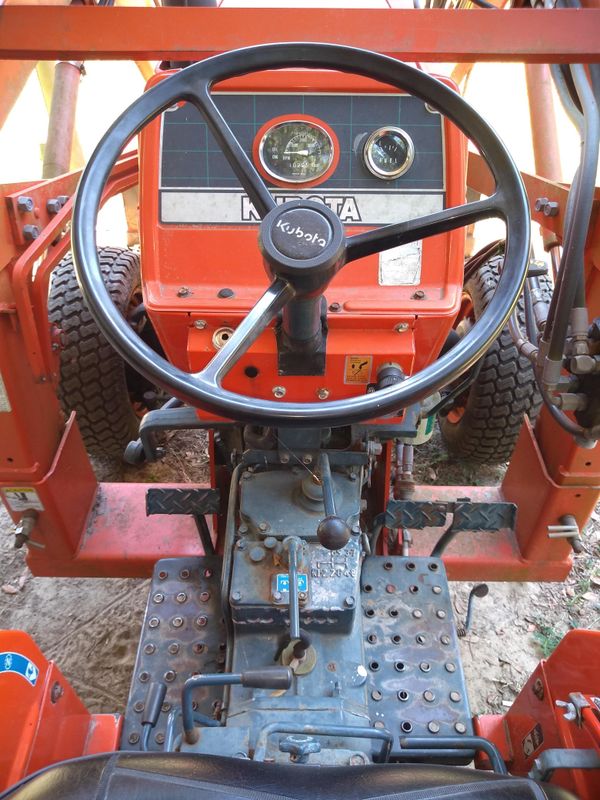 96, l2350 , Kubota 26.5 hp.4wd front end loader and box blade for Sale