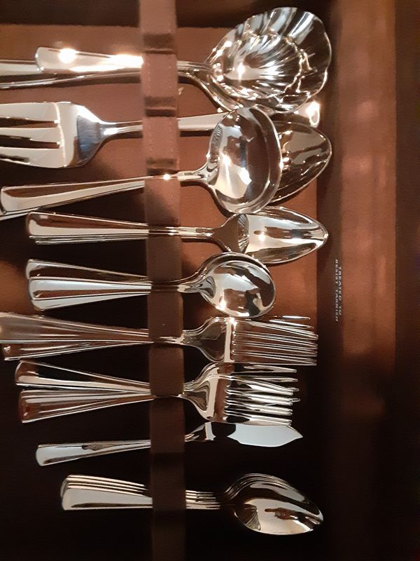 Reed & Barton 18/10 stainless flatware 80 piece set for Sale in San