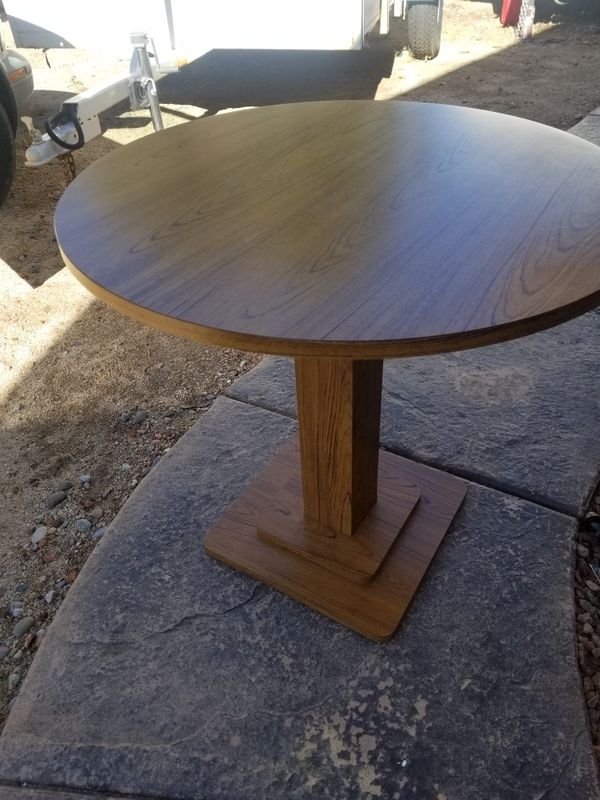 32 inch round table for Sale in Albuquerque, NM - OfferUp