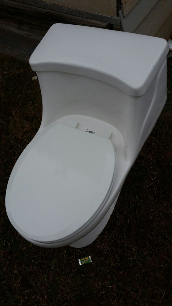 jameco toilet 1.6 Gpf 6.0 LPF for Sale in Charlotte, NC OfferUp